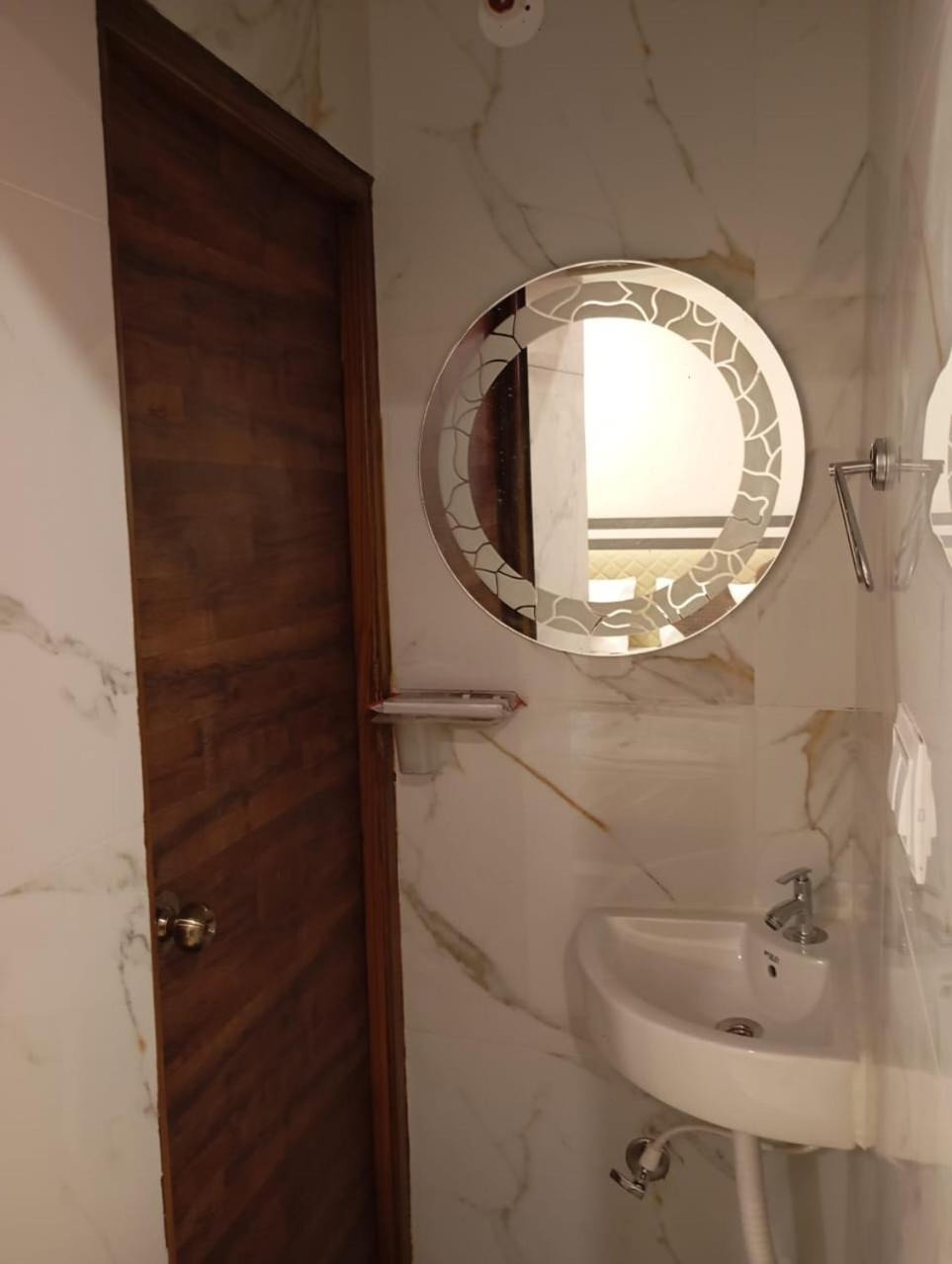 Aadya Inn New Luxury Hotel Tirupati Esterno foto