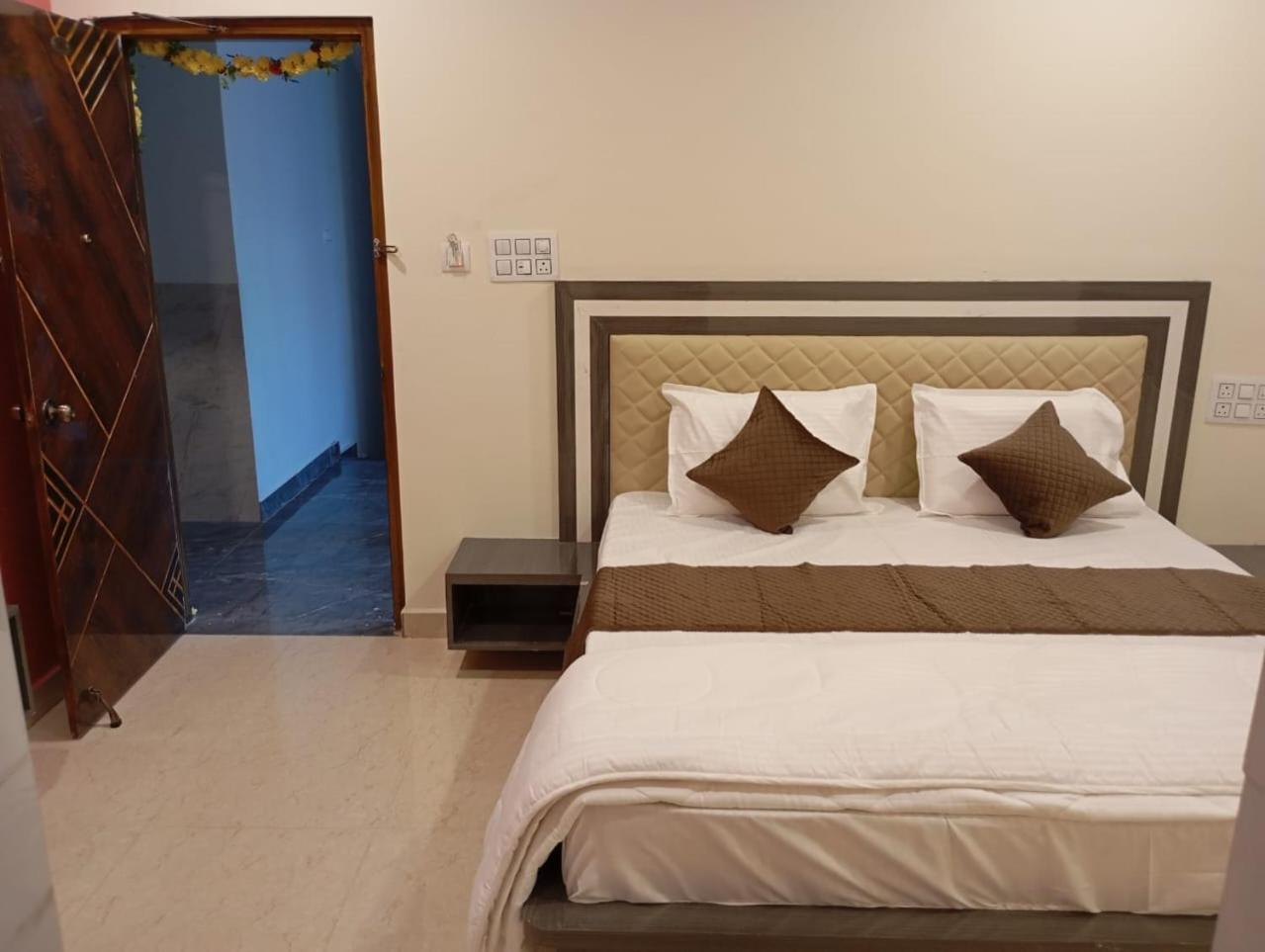 Aadya Inn New Luxury Hotel Tirupati Esterno foto